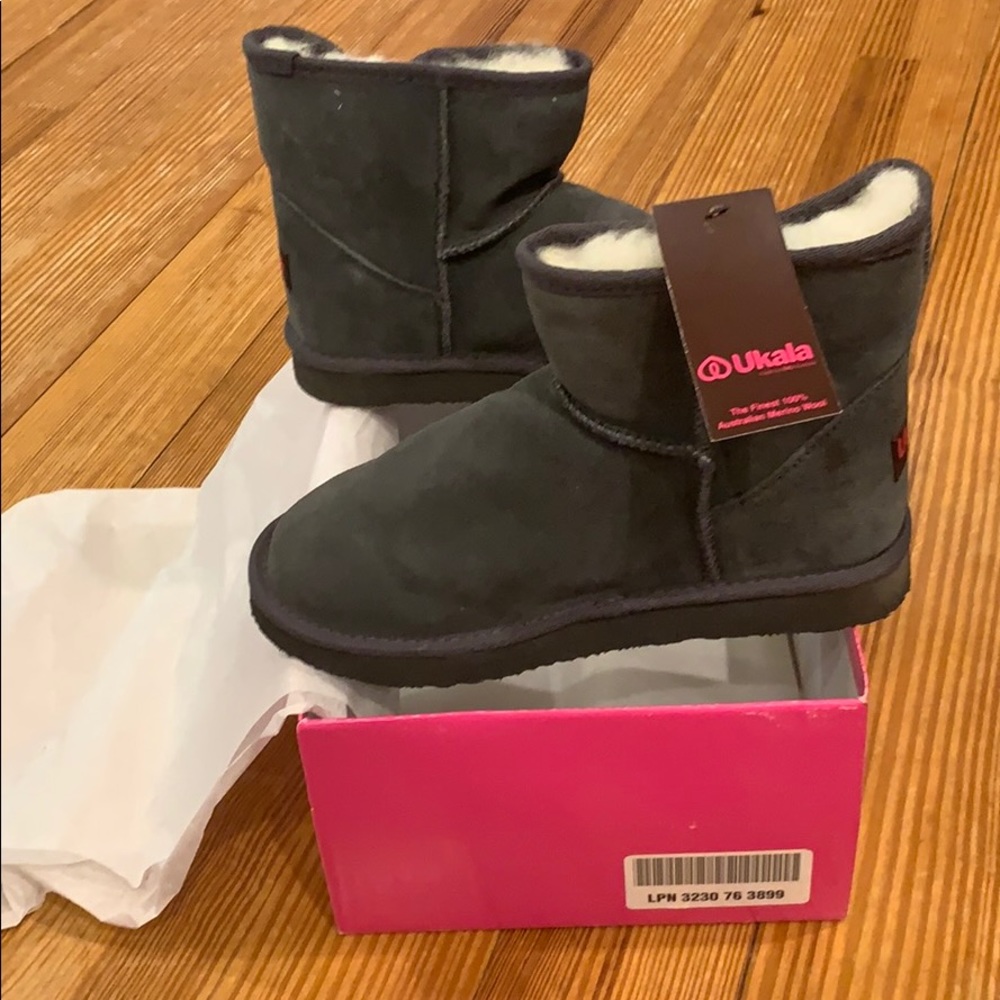 NWT AND BOX Ukala women’s shoes size 7